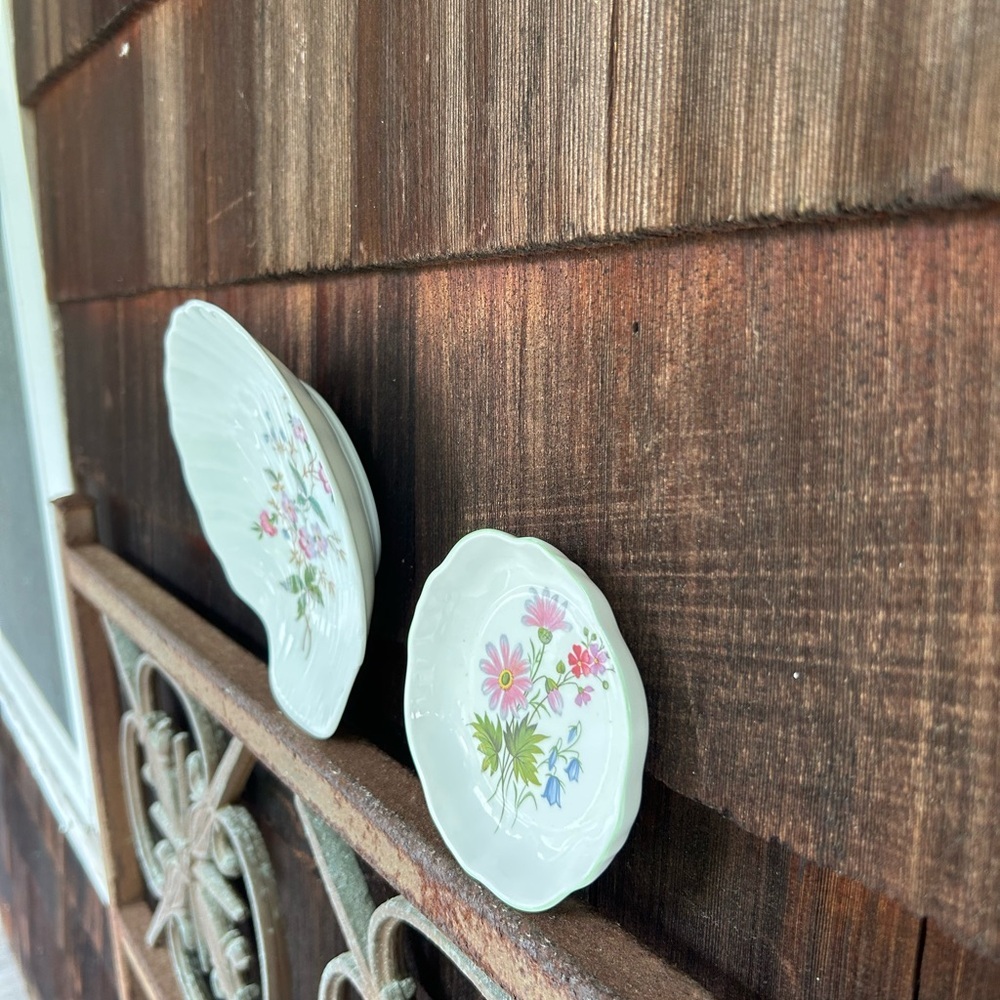 Floral Shell-Shaped Porcelain and Bone China French and English Plate Set - Picture 8 of 9